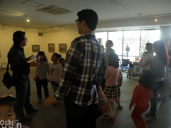 인천학생교육문화회관 2층 가온갤러리에서 류성환 진행자의 설명을 듣고 있는 참가자들.