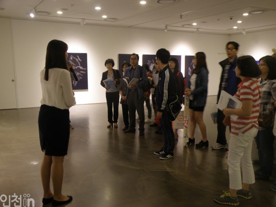 신세계백화점인천점 5층 갤러리에서 큐레이터의 설명을 듣고 있는 참가자들