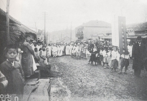  1920년대 싸리재 모습(내리교회 김기범 목사 장례행렬).jpg
