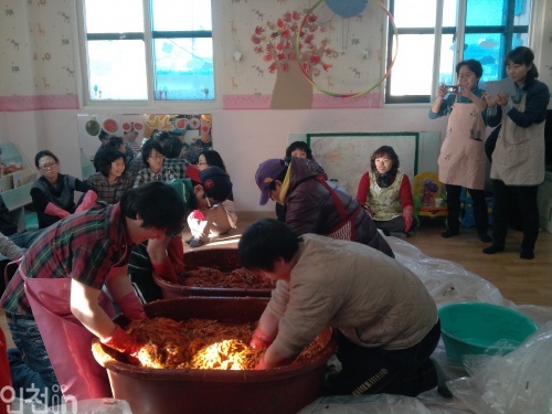 희망세상어린이집 부모들이 아이들이 겨울 동안 먹을 김장을 하고 있다.