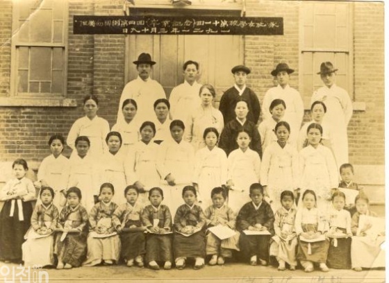 영화여학교 구제 제11회 졸업기념 사진(1921.3.19.)