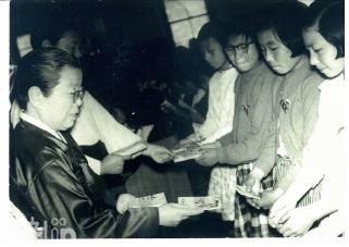 1962년 김활란 박사 모교방문-다락방 전달식