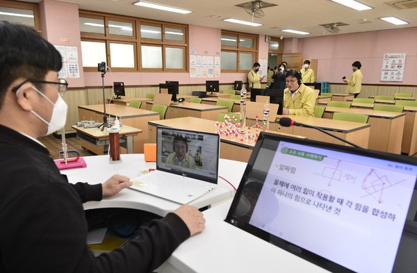 도성훈 인천시교육감 2일 원격교육 시범학교인 인천 초은고등학교를 방문해 화상 수업에 참여하고 있다.