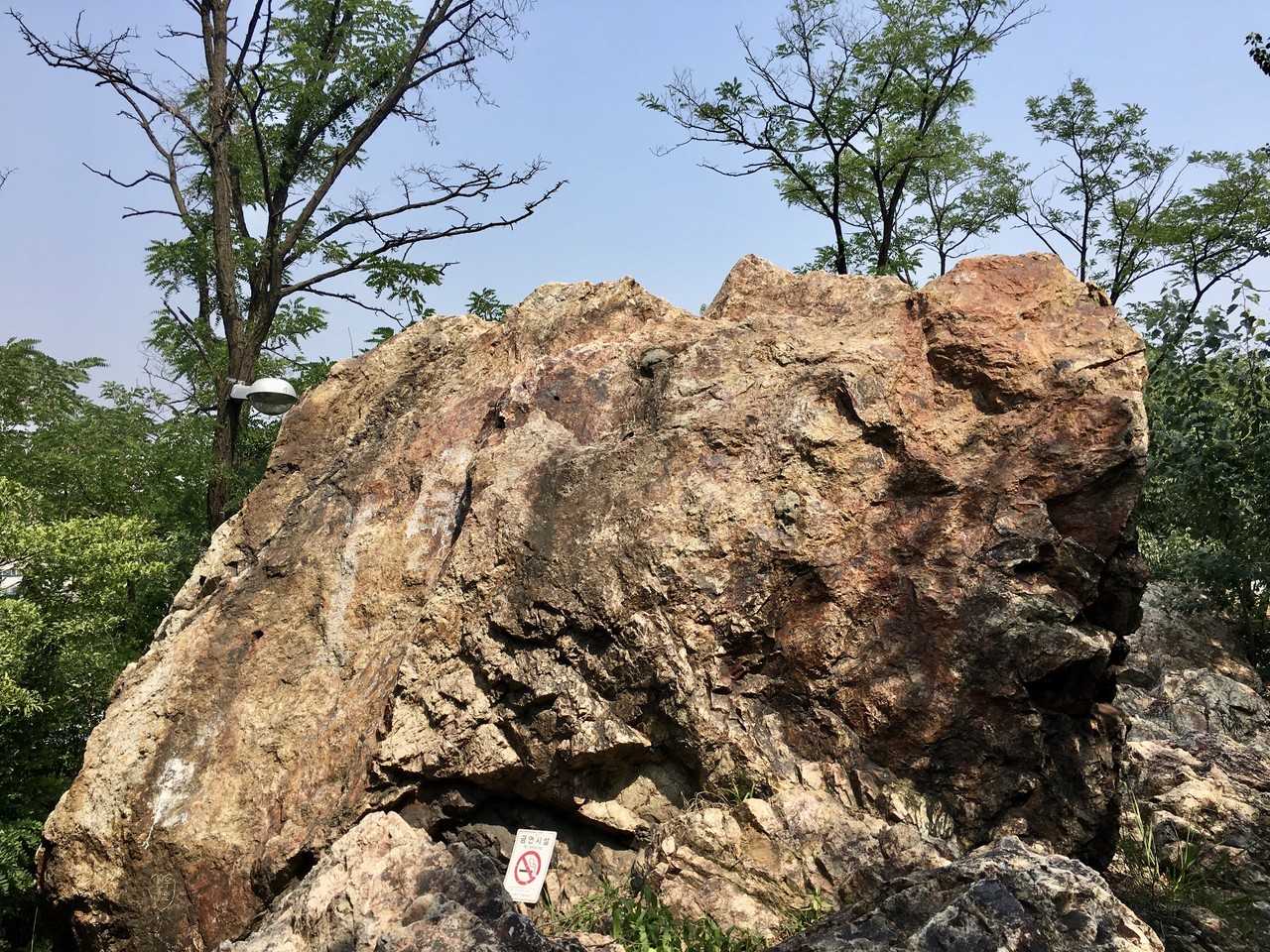 석바위 공원에 자리한 석암산 정상 부위 큰 바위(금연 표시가 이채롭다), 2020ⓒ유광식