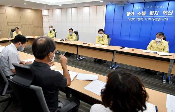 박남춘 인천시장이 14일 시청 공감회의실에서 서구 수돗물 유충 발견과 관련해 관계기관 및 전문가들과 대책회의를 하고 있다.