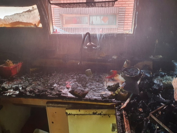 지난 14일 ‘인천 화상 형제’가 살던 인천 미추홀구 한 빌라의 주방이 화재로 모두 불에 탄 모