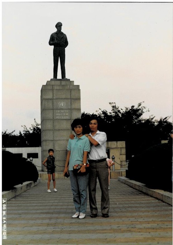 자유공원 맥아더장군 동상 앞에서 연희와 인구