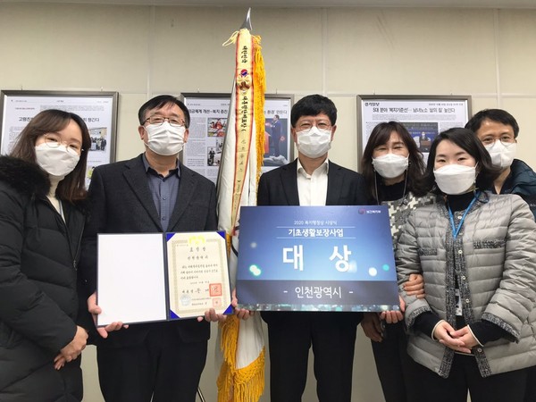 자활사업 분야 복지행정상 대상 수상을 자체 축하하는 인천시 복지국 직원들(사진제공=인천시)