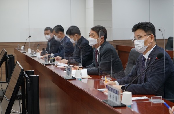 서명철 국민건강보험공단 인천경기지역본부장(오른쪽에서 두 번째)이 2일 공단 회의실에서 열린 기자 간담회에서 발언하고 있다.