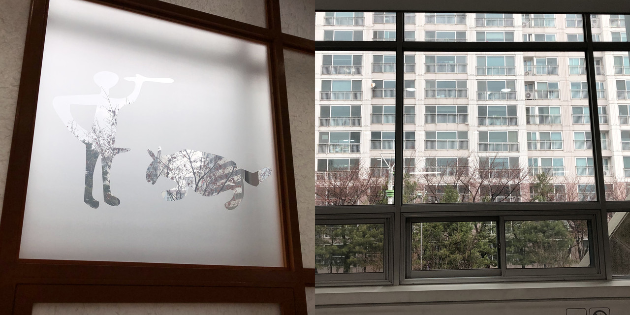 박물관 창문(사냥하는 모습 깊이 현대의 아파트가 대비된다.), 2021ⓒ유광식