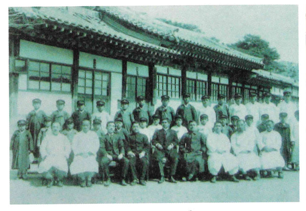 1924년경 부천공립보통학교 제2회 졸업식 사진에서 보이는 객사 건물