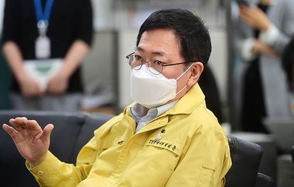 박남춘 인천시장이 6일 시청 기자실에서 열린 기자 간담회에서 GTX-D 노선 관련 질문에 답변하고 있다.