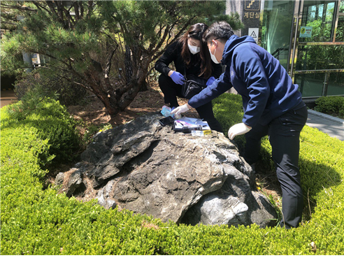 지난 4월20일 환경부 산하 한국환경공단 관계자들이 석면 함유가 의심되는 인천 송도 모 아파트단지 조경석에서 시료를 채취했다. ©인천환경운동연합