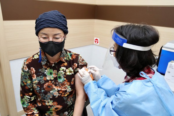 인천 요양시설에 근무하고 있는 요양보호사가 백신을 접종받고 있다.