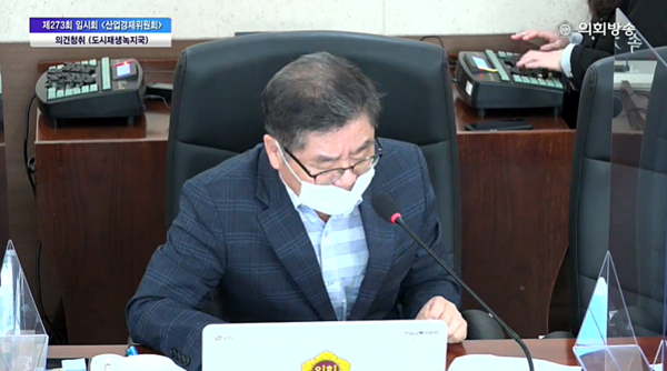 인천시의회 안병배 의원이 질의하고 있다.