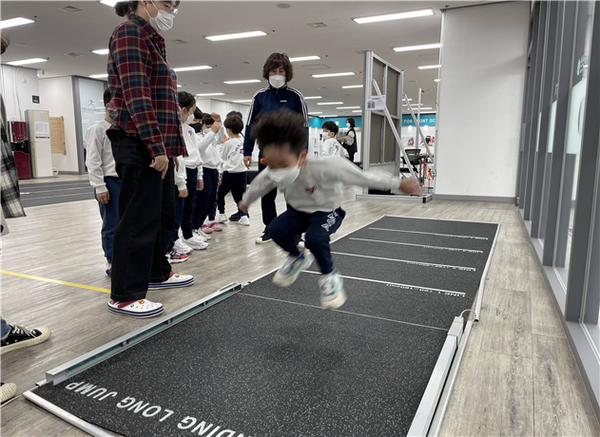 인천YMCA아기스포츠단 7세 단원들이 인천스포츠체력센터에서 체력테스트를 실시하고 있다. (사진=인천YMCA 제공)