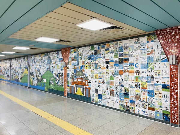 인천도시철도 1호선 예술회관역의 타일벽화(사진제공=인천YMCA)