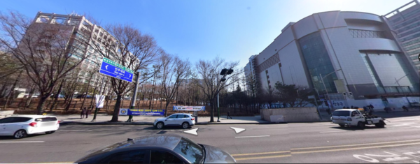 인천경찰청(왼쪽 건물)과 옛 롯데백화점 인천점 (오른쪽 건물)은 길 하나를 사이에 두고 마주보고 있다. (네이버 로드뷰 캡쳐)