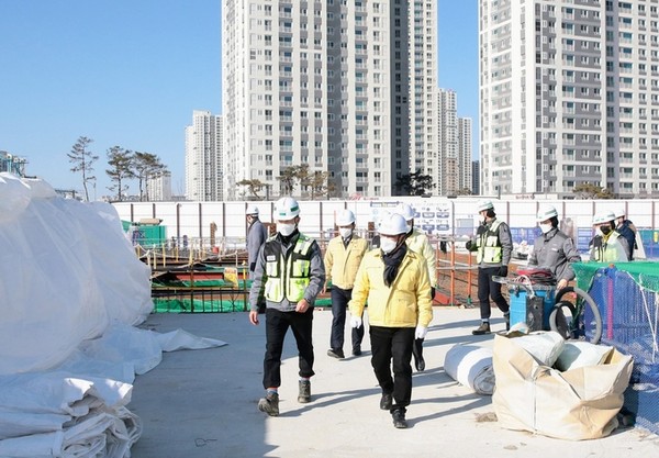 지난 1월 인천 미추홀구 관계자들이 시티오씨엘 공사 현장을 방문해 안전점검을 하고 있는 모습.
