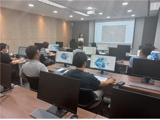 한국에스리 송도 GIS 교육훈련센터에서 4일 첫 실시한 교육 모습
