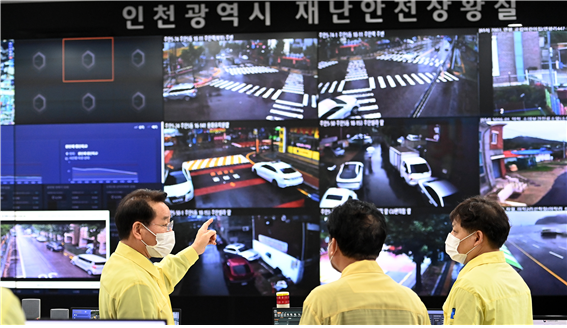 폭우 피해상황 점검하고 지시 내리는 유정복 인천시장 /인천시 제공