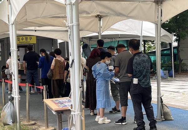 송도국제도시 미추홀타워 코로나19 임시선별진료소에 시민들이 검사를 위해 줄을 서있다.