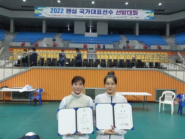 중구청 펜싱팀 오혜미(왼쪽) 선수와 지영경 선수
