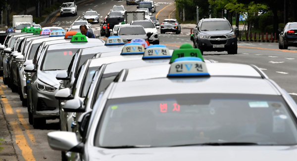 승객을 기다리는 인천 택시들