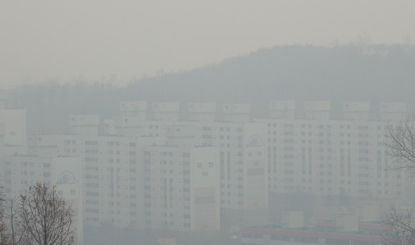 미세먼지에 휩싸인 인천 연수구 아파트 단지 (자료사진)