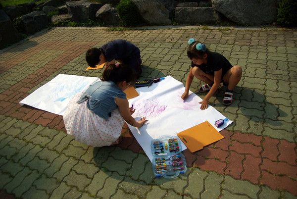 '홍예문프로젝트' 에 침여한 초등생들이 우리동네 이미지 채집하고 있다