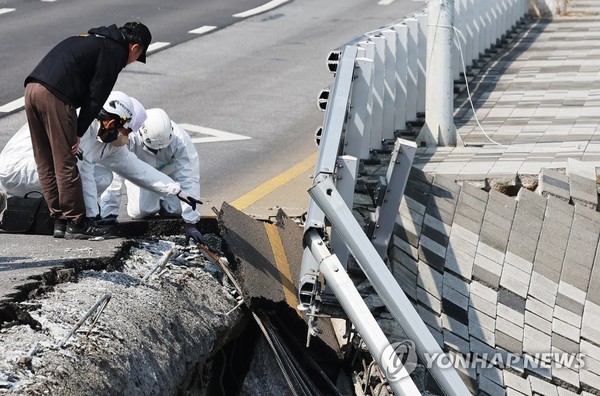 보행로가 무너지며 두 명의 사상자가 발생한 경기도 성남시 정자교.