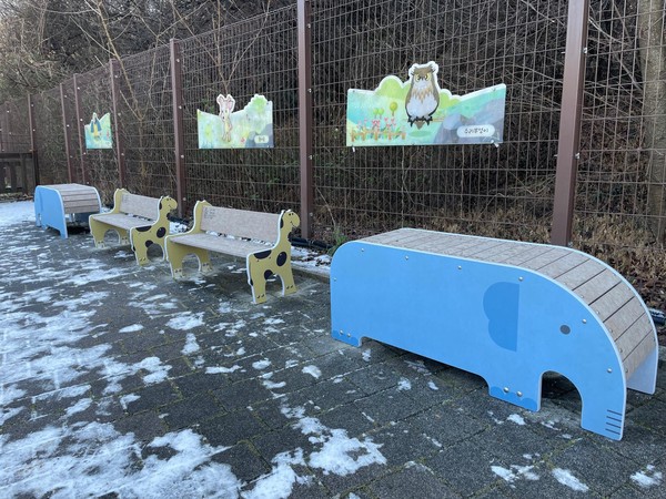 인천대공원 어린이동물원에 설치한 폐현수막 섬유패널 벤치