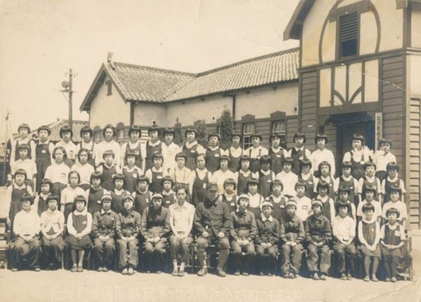 1944년 9월 인천송현국민학교6학년 여학생 단체사진(출처=식민지역사박물관)
