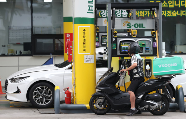 서울의 한 주유소에서 배달노동자가 오토바이에 기름을 넣고 있다. 사진=연합뉴스