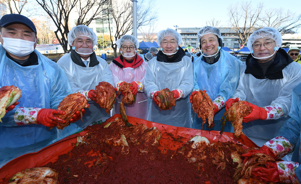 어려운 이웃들의 겨울나기를 돕기 위한 '2023 인천 김장나눔 대축제'에 참가한 유정복 인천시장(왼쪽에서 네번째)