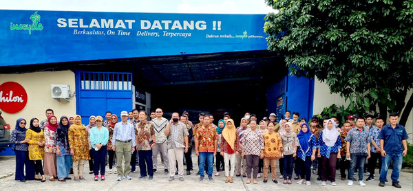 인도네시아 현지 직원들과 함께한 최정효 회장(왼쪽 일곱 번째)
