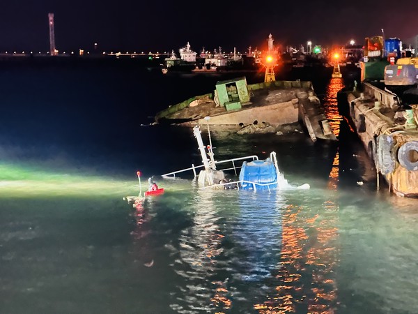 지난 20일 오후 인천해양경찰서 경찰관들이 인천 중구 연안부두 인근에서 침몰한 부선 사고에 대응하고 있다. 사진=인천해양경찰서