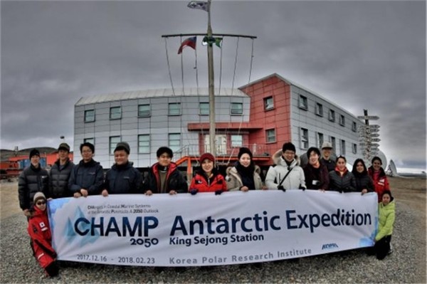 인하대 해양과학과 연구원들이 지난 2017년 남극세종과학기지를 방문하고 기념촬영을 하고 있다. 사진 - 인하대