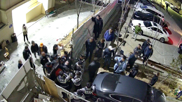 빌라 공사 현장을 불법 점유한(왼쪽) 폭력조직원들과 대치 중인 경찰 모습. 사진=인천경찰청