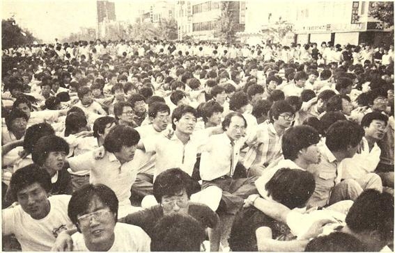 차도에서 연좌시위를 하고 있는 인천시민들.jpg