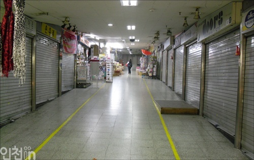 제물포 북광장 지하상가는 상인 대부분이 떠나 가게 셔터가 내려져 있다. 