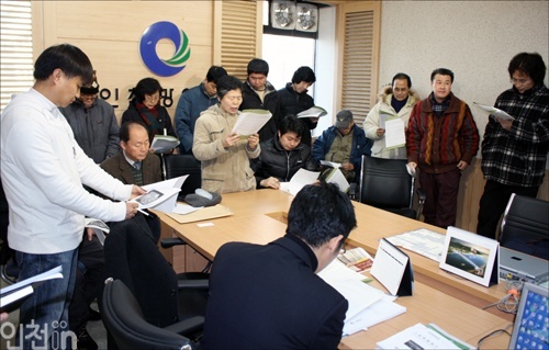 삶의 자리는 25일 인천시의 '동인천역 주변 재정비촉진계획 주민공청회 재개최'와 관련해 시청 브리핑룸에서 기자회견을 열고 입장을 발표했다.
