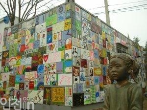 외국인 근로자, 지역 주민, 방문객들이 만든 그림타일로 '컨테이너 갤러리' 외벽을 장식했다.