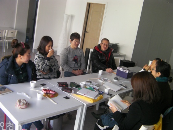신포동 내 신포살롱에서 토론하고 있는 1기 청년기획자들 모습