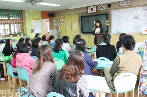 구현정 회원이 백범 김구의 책에 대해 이야기하는 모습.