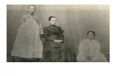 제물포 여자 매일학교 교직원 사진-왼쪽 강세실리아. 가운데 벵겔, 오른쪽 백헬렌